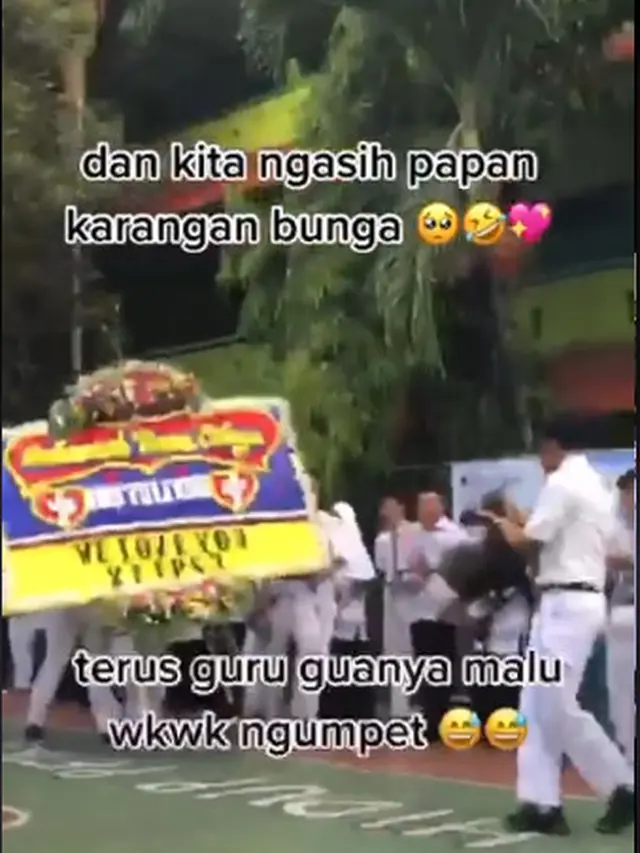 Hari Guru, Viral Siswa Ini Berikan Hadiah Tak Biasa Kepada Wali Kelasnya