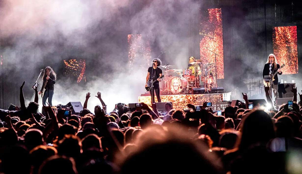 Mike Inez (kiri), William DuVall, Sean Kinney, dan Jerry Cantrell dari Alice In Chains tampil pada festival musik Louder Than Life di Kentucky Exposition Center, Louisville, Kentucky, Amerika Serikat, 25 September 2022. (Photo by Amy Harris/Invision/AP)
