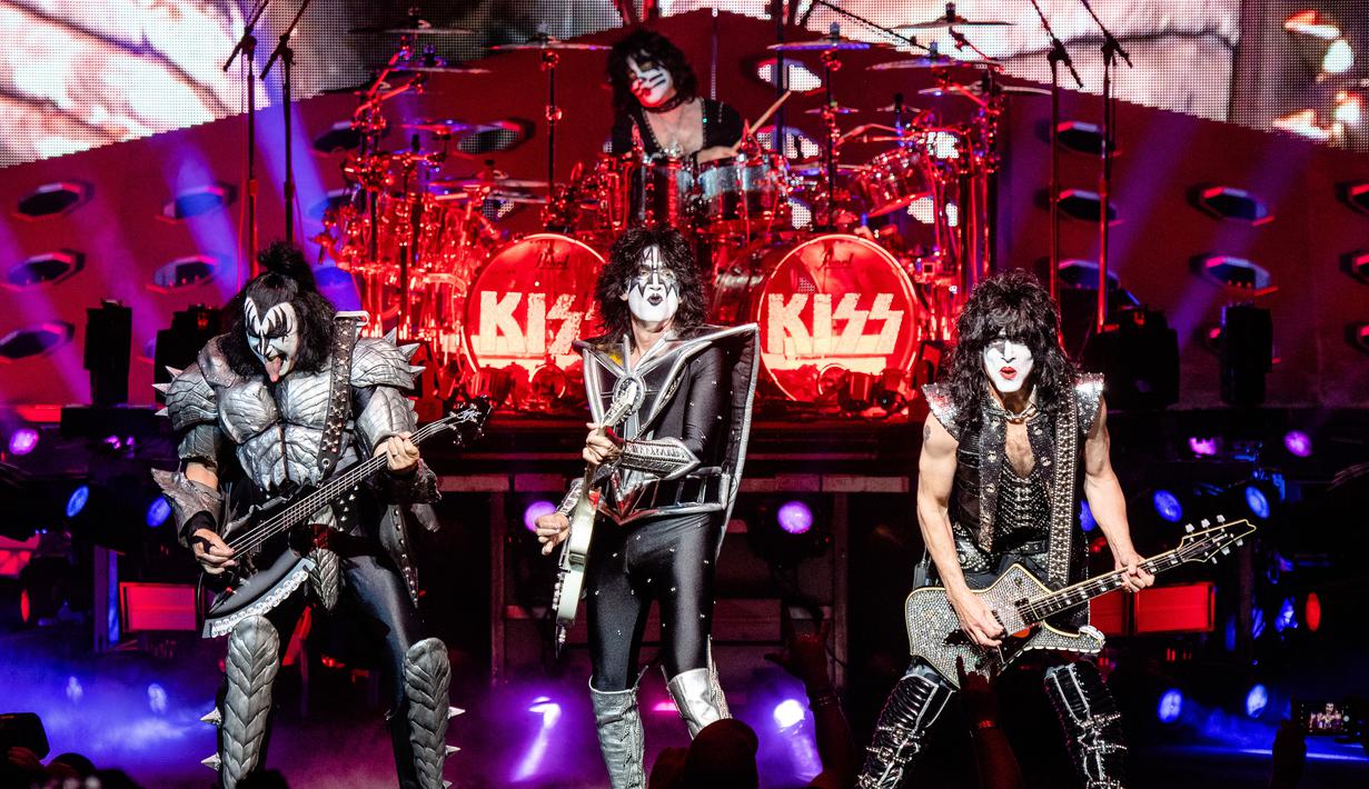 Penampilan band heavy metal KISS dalam tur dunia bertajuk 'End of the Road' di Riverbend Music Center, Cincinnati, Ohio, Amerika Serikat, Kamis (29/8/2019). KISS menggebrak panggung Riverbend Music Center dalam tur perpisahan band tersebut. (Photo by Amy Harris/Invision/AP)