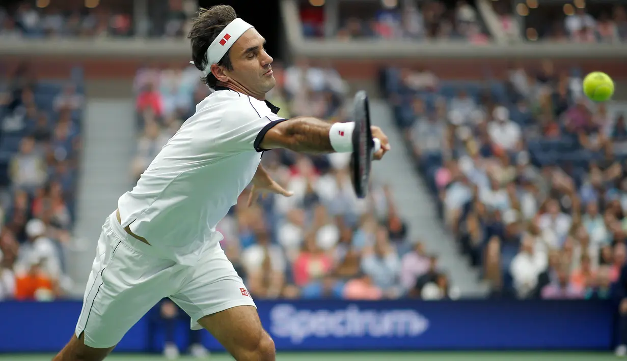 Petenis Swiss, Roger Federer mengembalikan bola ke arah lawannya, Damir Dzumhur dari Bosnia pada babak kedua AS Terbuka 2019 di Arthur Ashe Stadium, Rabu (28/8/2019). Roger Federer mencapai babak tiga usai berhasil menyingkirkan Damir Dzumhur 3-6, 6-2, 6-3, 6-4. (AP/Eduardo Munoz Alvarez)