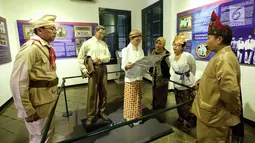 Pengunjung mengenakan kostum adat dan pejuang mengamati patung diorama di Museum Sumpah Pemuda, Jakarta, Jumat (27/10). Untuk tahun ini peringatan Sumpah Pemuda mengangkat tema Pemuda Indonesia Berani Bersatu. (Liputan6.com/Faizal Fanani)