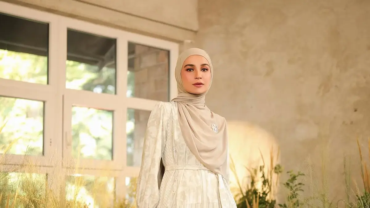 Tren Bisnis Busana: Selebriti Wanita Hadirkan Lini Busana Muslim