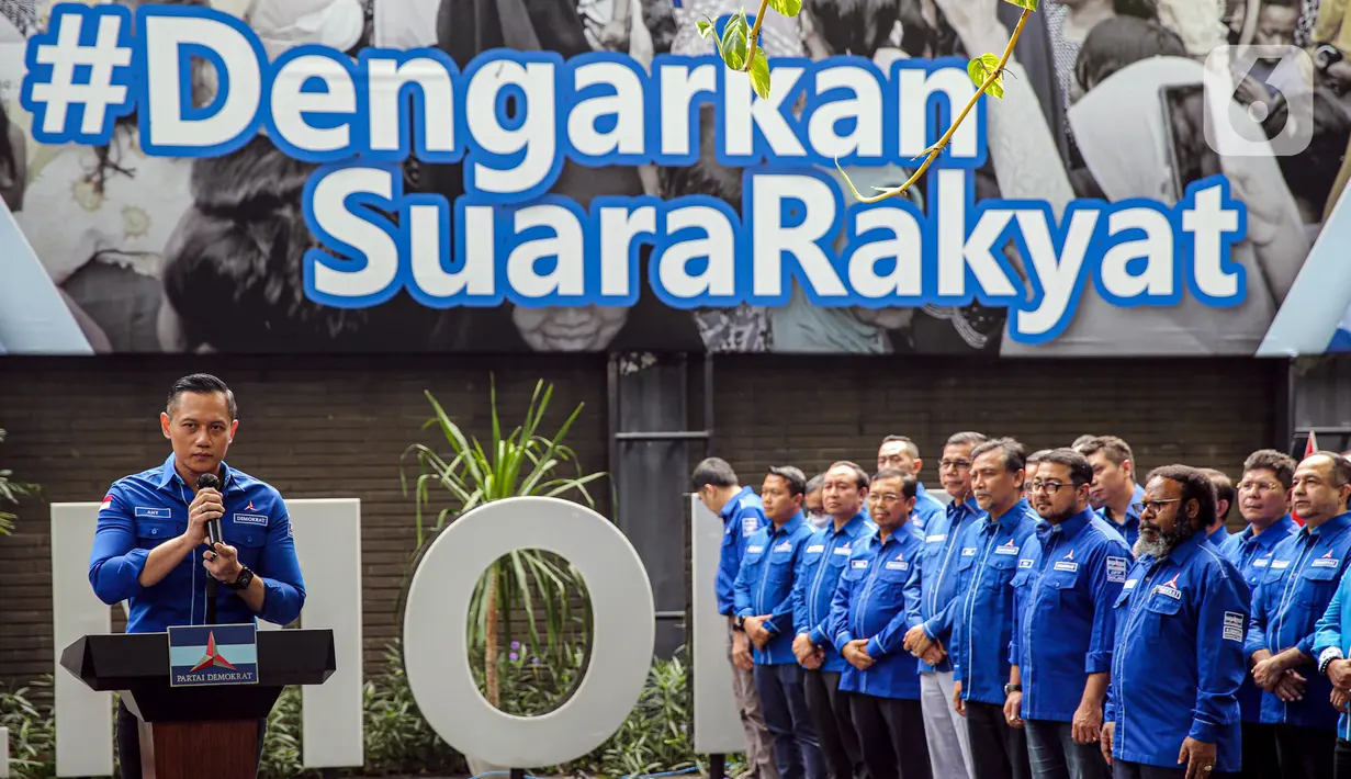 Ketua Umum Partai Demokrat Agus Harimurti Yudhoyono (AHY) menyampaikan tanggapan terkait kasus hukum yang menjerat Gubernur Papua Lukas Enembe di DPP Partai Demokrat, Jakarta, Kamis (29/9/2022). Partai Demokrat berharap hukum tetap ditegakkan tanpa intervensi politik. (Liputan6.com/Faizal Fanani)