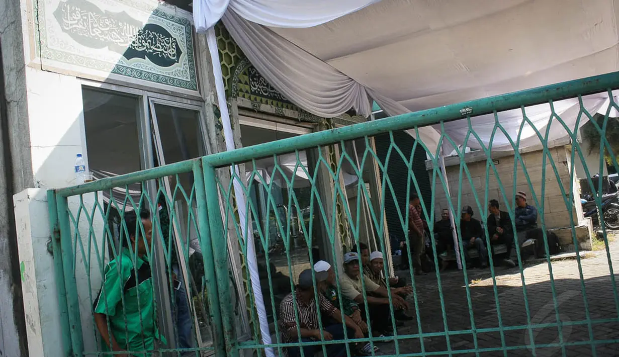 Tidak diketahui siapa yang memerintahkan puluhan anggota AMK berjaga 24 jam di kantor DPP PPP, Jakarta, (17/9/14). (Liputan6.com/Faizal Fanani) 