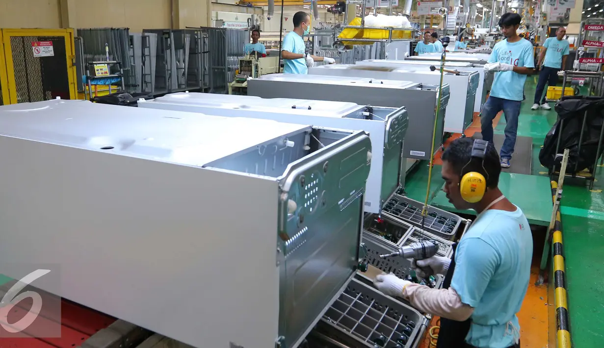 Pekerja sedang merakit kulkas di pabrik pembuatan kulkas LG di Legok, Banten, Selasa (6/9). Pabrik ini berkapasitas produksi sekitar 5.000 unit kulkas per hari. (Liputan6.com/Angga Yuniar)