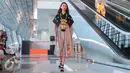 Salah satu keunikan dan menjadi ciri khas karya Danny Satriadi adalah aksesoris kalung dengan ornamen yang dibuat senada dengan busananya saat fashion show di Terminal 3 Ultimate Bandara Soekarno Hatta, Tangerang, Rabu (20/7). (Liputan6.com/Angga Yuniar)