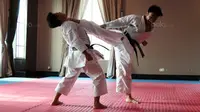 Aksi karateka Indonesia berlatih gerakan Bunkai sebagai persiapan bertanding pada ajang SEA Games 2017 di The Belezza, Permata Hijau, Jakarta, Senin (10/8/2017). Karate akan bertanding pada 22-24 Agustus 2017. (Bola.com/Nicklas Hanoatubun)