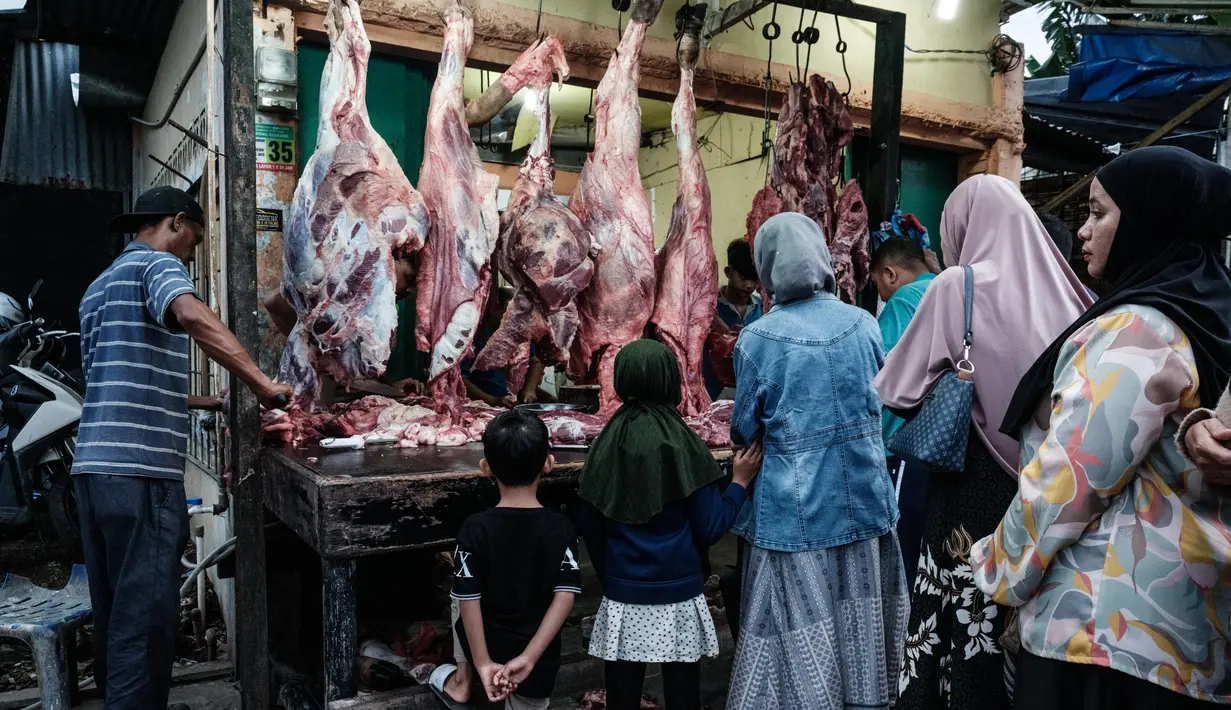 Meski harga daging melonjak, masyarakat Aceh tetap berusaha membeli untuk bisa  melaksanakan meugang. Tradisi meugang menjadi momentum silaturahmi dalam rangka menyambut bulan suci Ramadan. (YASUYOSHI CHIBA/AFP)