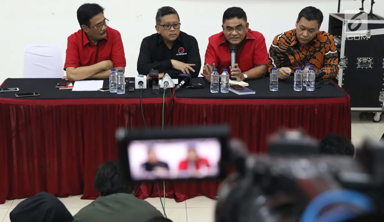 Ketua DPP PDIP, Andreas Pareira (ketiga kiri) memberi keterangan terkait Kongres V PDI Perjuangan tahun 2019 di Jakarta, Kamis (1/8/2019). Kongres dilaksanakan di Bali pada 8 Agustus 2019 dan mengambil tema Solid Bergerak Untuk Indonesia Raya. (Liputan6.com/Helmi Fithriansyah)