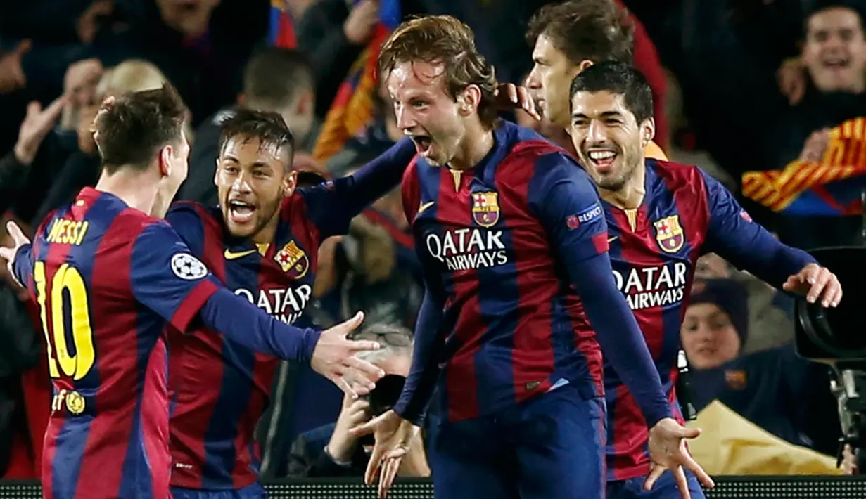 Gelandang Barcelona, Ivan Rakitic (kedua dari kanan) merayakan gol bersama pemain lainnya di leg kedua 16 besar Liga Champions di Stadion Camp Nou, Spanyol, Kamis (18/3/15). Barcelona menang 1-0 atas Manchester City. (Reuters/Gustau Nacarino)
