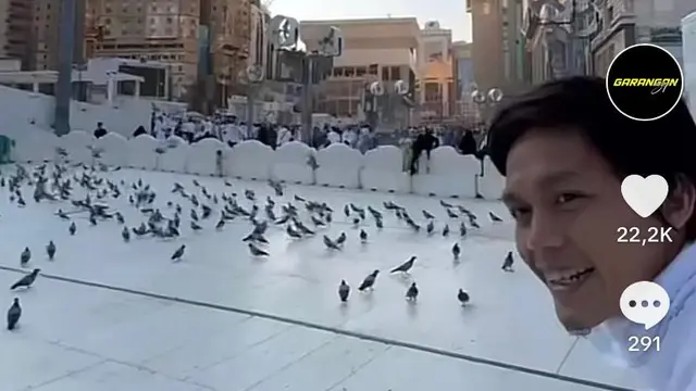 Gus Iqdam dan burung merpati di Tanah Suci saat umrah. (Foto; Istimewa)