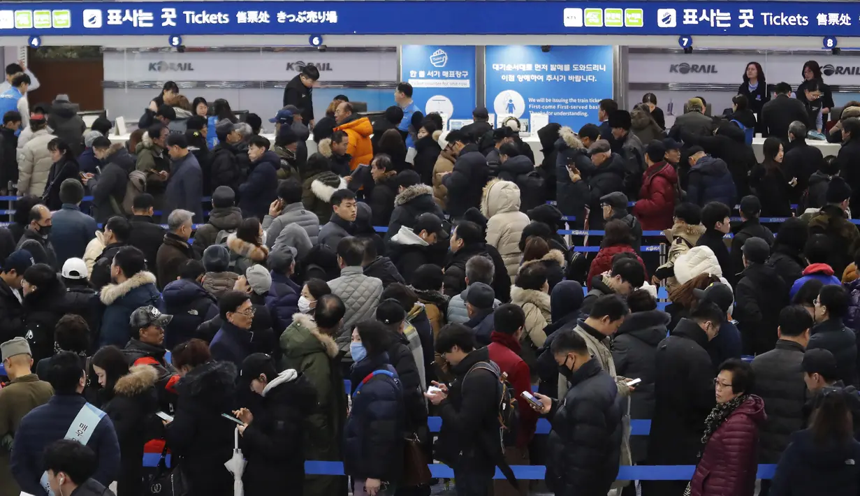 Orang-orang mengantre membeli tiket kereta api untuk mudik ke kampung halaman  selama liburan Tahun Baru Imlek, di Stasiun Kereta Api Seoul di Seoul, Korea Selatan, Selasa (7/1/2020). Warga Korea Selatan akan mengunjungi kampung halaman mereka selama liburan empat hari. (AP Photo/Ahn Young-joon)