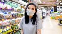 Nindy Ayunda belanja di supermarket untuk cari kebutuhan puasa. (Sumber: YouTube/Nindy Ayunda)