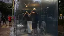 Seorang pria menggunakan toilet transparan di Haru-no-Ogawa Community Park di distrik Shibuya, Tokyo (19/8/2020). Toilet ini dirancang oleh Shigeru Ban dimana dinding luar kacanya akan berubah menjadi buram ketika kuncinya ditutup. (AFP Photo/Philip Fong)
