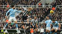 Nick Woltemade melakukan sundulan dalam laga Premier League antara Newcastle United dan Manchester City di St. James' Park, 23 November 2025. (AP Photo/Jon Super)