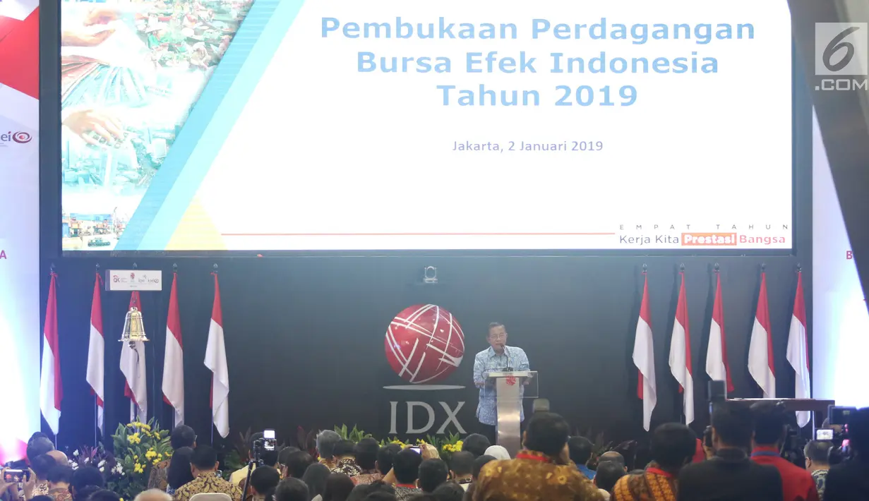 Menko Bidang Perekonomian, Darmin Nasution memberi sambutan saat membuka perdagangan saham perdana 2019 di Gedung BEI, Jakarta, Rabu (2/1). IHSG menguat 10,4 poin atau 0,16 persen ke 6.204 pada pembukaan perdagangan saham 2019. (Liputan6.com/Angga Yuniar)