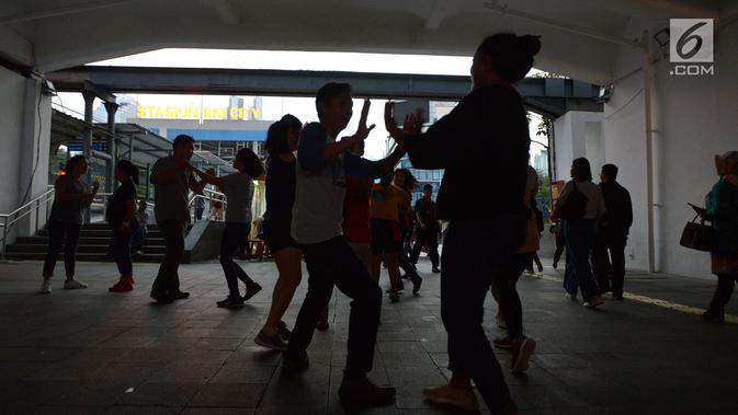 i Salsa menari di terowongan Kendal, Jakarta, Jumat (28/6/2019). Aksi komunitas salsa ini dilakukan untuk menghibur para pejalan kaki yang melintas di terowongan dekat Stasiun Sudirman tersebut. (Merdeka.com/Imam Buhori)