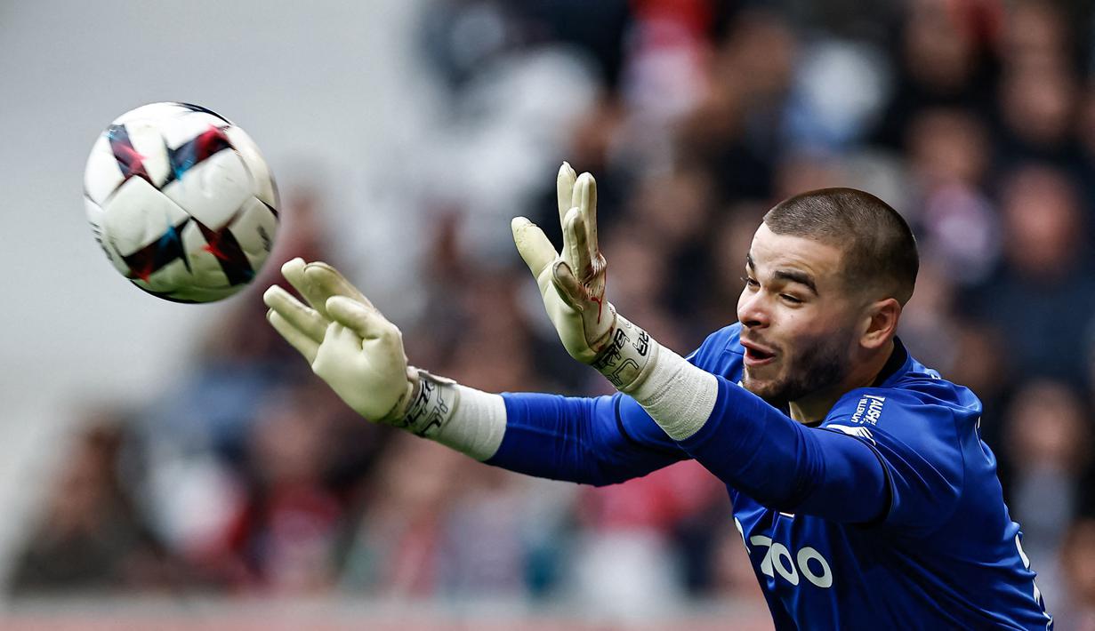 Kiper asal Prancis berusia 22 tahun, Lucas Chevalier yang baru dipromosikan dari tim yunior LOSC Lille pada awal musim 2020/2021 kini menjalani musim keduanya sebagai kiper utama di Ligue 1. Total tampil dalam 17 laga di Ligue 1 2023/2024, Lucas Chevalier mampu mencetak 9 kali clen sheet dan membawa LOSC Lille mampu bersaing di papan atas dengan menduduki posisi ke-5 klasemen sementara. (AFP/Sameer Al-Doumy)