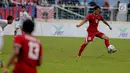 Timnas U-22 Indonesia Ezra Harm Ruud Walian menerima umpan bola saat melawan Myanmar dalam laga final perebutan medali perunggu Sea Games 2017 di Stadion MPS, Selayang, Malaysia, Selasa (29/8). (Liputan6.com/Faizal Fanani)