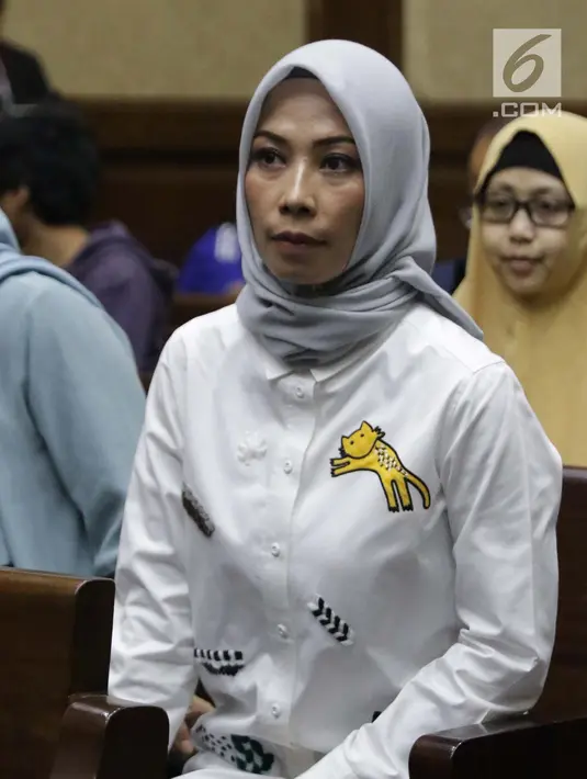 Terdakwa dugaan suap terhadap anggota DPR Bowo Sidik Pangarso yang juga Marketing Manager PT HTK, Asty Winasti jelang sidang pembacaan putusan di Pengadilan Tipikor, Jakarta, Rabu (21/8/2019). Asty divonis bersalah dan dihukum 1,5 tahun penjara, denda Rp50 juta. (Liputan6.com/Helmi Fithriansyah)