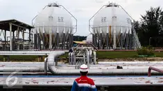 Petugas lapangan memantau Area Tanki LPG (Spherical Tank) di kawasan kilang RU V Balikpapan, Kalimantan, Kamis (14/05). Kilang RU V merupakan kilang pengolahan minyak Pertamina terbesar ke-2 di Indonesia. (Liputan6.com/Fery Pradolo)
