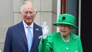 Dalam file foto ini diambil pada 5 Juni 2022 Ratu Inggris Elizabeth II berdiri di samping Pangeran Charles Inggris, Pangeran Wales dan melambai ke publik saat ia muncul di balkon Istana Buckingham di ujung Kontes Platinum di London. (AFP/HANNAH MCKAY)
