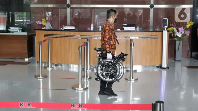 FOTO: KPK Terima Barang Bukti Baru Kasus Suap Dana Bansos