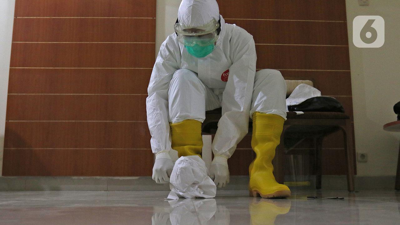FOTO: Melihat Persiapan Dokter Memakai APD Tingkat 3