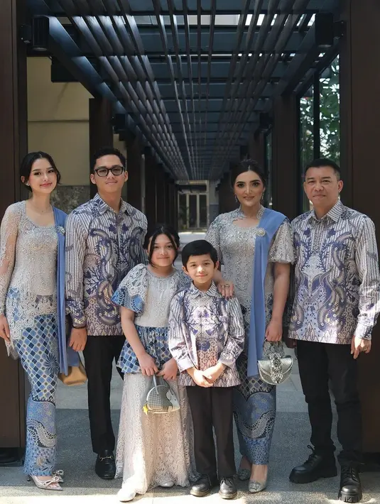 Kebaya pilihan Ashanty di momen lamaran Thariq Halilintar dan Aaliyah Massaid juga menarik disimak. Sebuah kebaya yang telah dimodernisasi bernuansa putih kebiruan penuh payet berkilauan, dipadu kain batik bernuansa biru serasi, dan selendang biru polos. [Foto: Instagram/ashanty_ash]