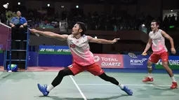 Ganda putra Jepang, Takeshi Kamura/Keigo Sonoda saat melawan Fajar Alfian/Muhammad Rian Ardianto  pada final Korea Terbuka 2019 di Incheon (29/9/2019). Fajar /Rian menang atas Takeshi Kamura/Keigo Sonoda 21-16, 21-17. (AFP Photo/Jung Yeon-je)