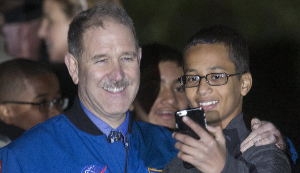 John M. Grunsfeld (kiri), Associate Administrator untuk Direktorat Misi Sains berpose dengan Ahmed Mohamed, remaja asal Texas yang sempat ditahan karena jam buatannya dianggap bom saat mengunjungi Gedung Putih, Senin (19/10). (REUTERS / Joshua Roberts)
