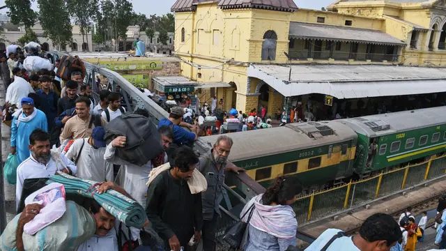 Mudik Idul Fitri 1447 Hijriah, Warga Pakistan Berbondong-bondong Padati Stasiun Kereta