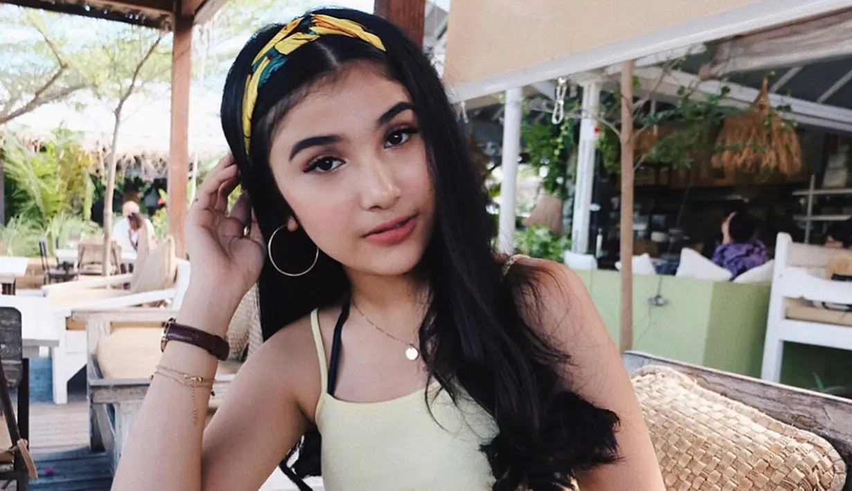 Pesona pemeran Bianca dalam sinetron Siapa Takut Jatuh Cinta ini kerap curi perhatian. Sebagai publik figur, Maureen selalu memperhatikan penampilannya. Ketika berlibur, ia pintar memadu padan busana yang dikenakan. (Liputan6.com/IG/@maureendaryananii_)