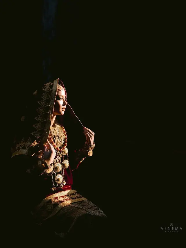 Pesona Seleb Wanita Kenakan Baju Koto Gadang