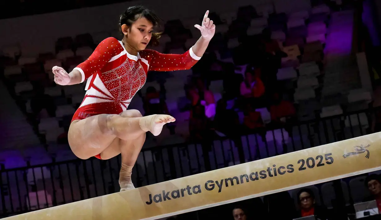 Pesenam putri Indonesia, Alarice Mallica Prakoso saat beraksi di sesi kualifikasi wanita pada Kejuaraan Dunia Senam Artistik FIG ke-53 di Jakarta pada 21 Oktober 2025. (BAY ISMOYO/AFP)