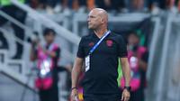 Pelatih Bali United, Johnny Jansen dalam laga pekan kelima BRI Super League 2025/2026 melawan Persija Jakarta di Jakarta International Stadium (JIS), Minggu (14/9/2025). (Bola.com/M. Iqbal Ichsan).