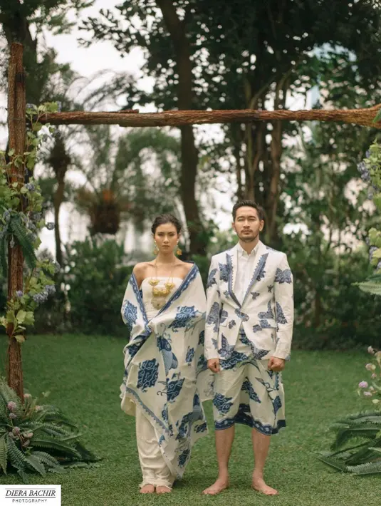 Setelah beberapa waktu lalu melakukan fitting baju pengantin, dalam unggahan di media sosial,  Syahnaz Sadiqah dan Jeje Govinda melakukan pemotretan jelang nikah. (instagram/@dierabachir)