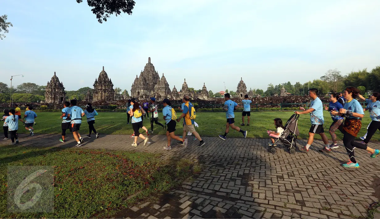 Para peserta mengikuti Mandiri Jogja Marathon 2017 di kompleks Candi Prambanan, Sleman, Minggu (23/4). Mandiri Jogja Marathon dibagi dalam beberapa kelas lari yakni jarak 42 km, jarak 21 km, jarak 10 km, dan jarak 5 km. (Liputan6.com/Johan Tallo)