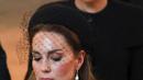 Kate Middleton dan Meghan Markle berjalan saat mengikuti prosesi persemayaman Ratu Elizabeth II di Westminster Hall di London (14/9/2022). Meghan dan Kate punya cara tersendiri untuk menunjukkan rasa hormat kepada mendiang Ratu Elizabeth II, keduanya mengenakan perhiasan yang bermakna spesial, karena diberikan oleh sang nenek mertua. (AFP/Pool/Phil Nolbe)