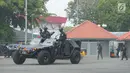 Sejumlah personel anti teror menaiki kendaraan taktis pada simulasi dan latihan mitigasi aksi terorisme untuk pengamanan Asian Games 2018 di JIExpo Kemayoran, Jakarta, Rabu (25/7). Simulasi tersebut diikuti  TNI, Polri, dan BNPT. (Merdeka.com/Imam Buhori)