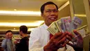Kombes Victor Simanjuntak memperlihatkan uang palsu asing pada wartawan di Mabes Polri, Jakarta, Kamis (9/4/2015). Uang palsu tersebut diperoleh dari empat tersangka yang ditangkap di wilayah Bogor.(Liputan6.com/Yoppy Renato)