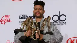 Penyanyi The Weeknd  berhasil meraih Top Streaming Song (Audio), Top R&B Album, Top R&B Artist, Top Streaming Songs Artist, Top Radio Songs Artist, Top Song Sales Artist, Top Hot 100 Artist, dan Top R&B Song di Las Vegas, (22/5).   ( REUTERS/Steve Marcus)
