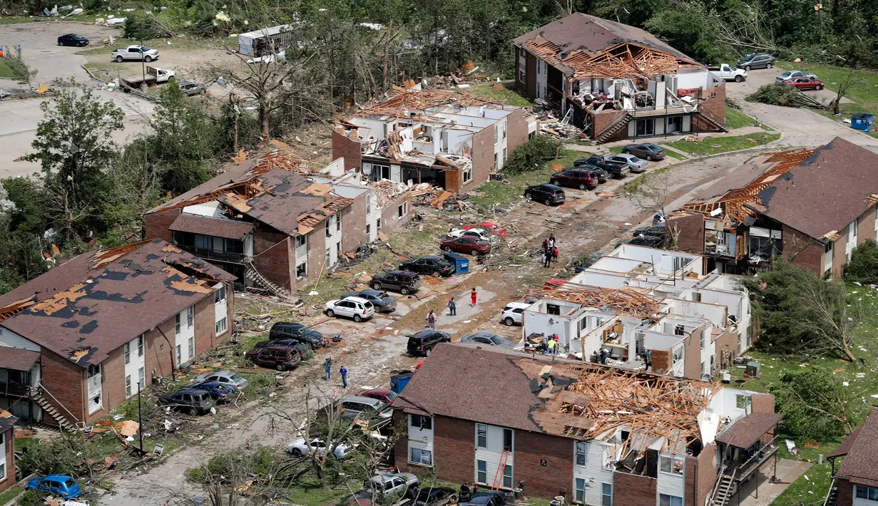Pandangan udara memperlihatkan kerusakan akibat tornado yang terjadi di Jefferson City, Missouri, AS, Kamis (23/5/2019). Tiga orang tewas akibat tornado yang menyapu Missouri sehari sebelumnya. (AP Photo/Jeff Roberson)
