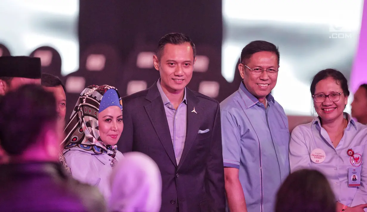 Politisi Partai Demokrat, Agus Harimurti Yudhoyono foto bersama sebelum Debat Capres Cawapres 2019 di Hotel Bidakara, Jakarta, Kamis (17/1). Isu debat perdana mengusung tema hukum, hak asasi manusia, terorisme, dan korupsi. (Liputan6.com/Faizal Fanani)