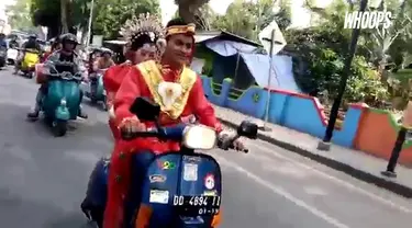 Mengenakan pakaian pengantin khas Sulawesi Selatan sambil naik Vespa, pemuda ini jadi bahan tontonan masyarakat.