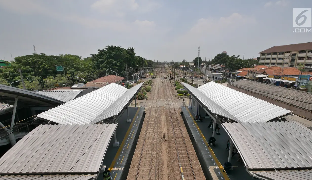 Suasana Stasiun Cakung, Jakarta, Selasa (9/10). Modernisasi ini guna meningkatkan kapasitas dan pelayanan penumpang melalui PT KCI yang telah memenuhi fasilitas transaksi tiket dan penempatan sembilan unit gate elektronik. (Liputan6.com/Herman Zakharia)