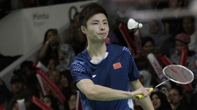 Tunggal putra China, Shi Yuqi, berusaha mengembalikan kok saat melawan tunggal Indonesia. (Bola.com/M. Iqbal Ichsan)