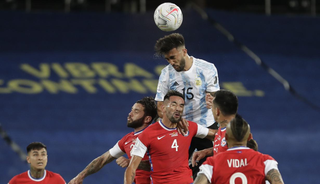 Nicolas Gonzalez mampu tampil mengancam gawang Chile di awal pertandingan. Tiga peluang beruntun dilesatkan oleh Gonzales lewat tandukan dan sepakannya. Namun sayang tak ada yang berbuah gol. (Foto: AP/Silvia Izquierdo)