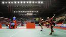 Pasangan Riky Widianto dan Masita Mahmudin saat melawan Liliyana Natsir dan Tontowi Ahmad pada laga Indonesia Masters 2018 di Istora Senayan, Selasa (23/1/2018). Liliana/Tontowi menang 23-21 dan 21-17 atas Riky/Masita. (Bola.com/M Iqbal Ichsan)