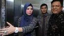 Indra Bekti dan istri saat tiba di KPI, Jakarta, Rabu (3/2/2016). Dalam konsultasi Indra Bekti ke KPI, ada pember‎itaan yang tidak berimbang dan pemberitaan yang belum punya dasar hukum. (Liputan6.com/Herman Zakharia)